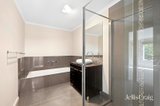https://images.listonce.com.au/custom/160x/listings/12-heron-street-woodend-vic-3442/215/01832215_img_07.jpg?FCYb0MA2Pys