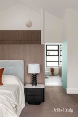 https://images.listonce.com.au/custom/160x/listings/12-howe-crescent-south-melbourne-vic-3205/129/01908129_img_11.jpg?QBmvxhxA3UI
