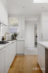 https://images.listonce.com.au/custom/160x/listings/12-latrobe-street-east-prahran-vic-3181/123/01973123_img_09.jpg?pyH-dIRuN20