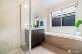https://images.listonce.com.au/custom/160x/listings/121-gordons-road-south-morang-vic-3752/977/01718977_img_08.jpg?wf0JG8XO9Ck