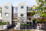 https://images.listonce.com.au/custom/160x/listings/12119-tennyson-street-elwood-vic-3184/963/01942963_img_09.jpg?_jwB5gnyiAk