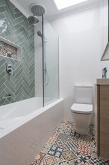 https://images.listonce.com.au/custom/160x/listings/122-fernside-avenue-briar-hill-vic-3088/983/01588983_img_07.jpg?kDx7fr6U6dQ