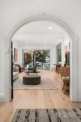 https://images.listonce.com.au/custom/160x/listings/123-ormond-esplanade-elwood-vic-3184/360/01780360_img_06.jpg?RzSF3Rp0inM