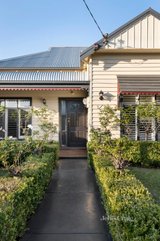 https://images.listonce.com.au/custom/160x/listings/123-rosstown-road-carnegie-vic-3163/989/01437989_img_03.jpg?yf0UOMQitnA