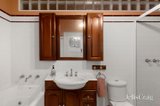 https://images.listonce.com.au/custom/160x/listings/124-wickham-road-hampton-east-vic-3188/720/01818720_img_09.jpg?QAz2CIKb66k