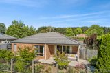 https://images.listonce.com.au/custom/160x/listings/13-earnshaw-street-woodend-vic-3442/813/01607813_img_07.jpg?i2rVGkVvA14