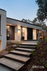 https://images.listonce.com.au/custom/160x/listings/13-moray-street-diamond-creek-vic-3089/399/01930399_img_03.jpg?XlLrUZnGr_4