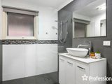 https://images.listonce.com.au/custom/160x/listings/13-swinburne-avenue-mooroolbark-vic-3138/460/01526460_img_13.jpg?DvFzRnICYsc