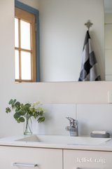 https://images.listonce.com.au/custom/160x/listings/130-daphne-crescent-hurstbridge-vic-3099/269/01748269_img_17.jpg?hVizWeXO1eI