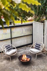 https://images.listonce.com.au/custom/160x/listings/130-kemp-street-thornbury-vic-3071/282/01931282_img_11.jpg?Mx95uXlUj1M