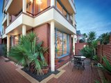 https://images.listonce.com.au/custom/160x/listings/131-beaconsfield-parade-albert-park-vic-3206/520/01087520_img_09.jpg?SVcUWW3bG8g