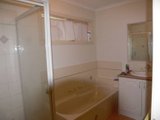 https://images.listonce.com.au/custom/160x/listings/1315-cambridge-road-mooroolbark-vic-3138/092/01525092_img_08.jpg?sCszFfWb3s0