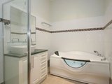 https://images.listonce.com.au/custom/160x/listings/136-vernon-street-south-kingsville-vic-3015/146/01614146_img_03.jpg?Ok7iGnnXzVc