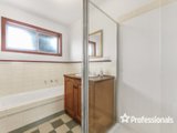 https://images.listonce.com.au/custom/160x/listings/137-jarvis-avenue-croydon-vic-3136/003/01526003_img_09.jpg?YwW0o4Moc5I