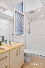 https://images.listonce.com.au/custom/160x/listings/14-griffin-street-camberwell-vic-3124/158/01742158_img_16.jpg?29eHY50xtu8