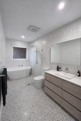 https://images.listonce.com.au/custom/160x/listings/14-hamlyn-avenue-hamlyn-heights-vic-3215/527/01846527_img_16.jpg?IPkdul7SgOw