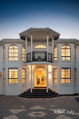 https://images.listonce.com.au/custom/160x/listings/14-peerless-court-avondale-heights-vic-3034/516/01990516_img_21.jpg?x83OrjWt7Tk