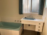 https://images.listonce.com.au/custom/160x/listings/141-high-street-kyneton-vic-3444/006/01702006_img_09.jpg?9u3zgcJ-sDg