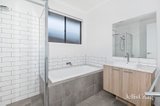 https://images.listonce.com.au/custom/160x/listings/142-shortridge-drive-lucas-vic-3350/031/01838031_img_05.jpg?H4oNjw7oo7E