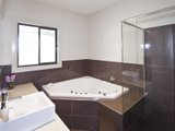 https://images.listonce.com.au/custom/160x/listings/15-birchwood-drive-st-albans-park-vic-3219/553/01699553_img_16.jpg?KLX2yO88enw