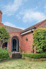 https://images.listonce.com.au/custom/160x/listings/15-burton-crescent-ivanhoe-east-vic-3079/679/01170679_img_02.jpg?qo7dn8TvW1o