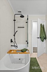 https://images.listonce.com.au/custom/160x/listings/15-linden-street-altona-meadows-vic-3028/987/01984987_img_09.jpg?qLBfwA1UlIM