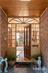 https://images.listonce.com.au/custom/160x/listings/15-pound-road-warrandyte-vic-3113/167/01775167_img_04.jpg?tW7-aCnrd-s
