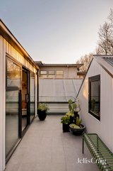https://images.listonce.com.au/custom/160x/listings/152-clark-street-port-melbourne-vic-3207/964/01950964_img_21.jpg?1-NgUBGFLZM