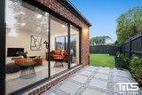 https://images.listonce.com.au/custom/160x/listings/15a-lloyd-street-strathmore-vic-3041/591/01772591_img_03.jpg?b-9jApBS07A