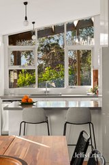 https://images.listonce.com.au/custom/160x/listings/16-glenister-drive-eltham-vic-3095/725/01977725_img_09.jpg?IH4UQDCd26E