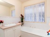 https://images.listonce.com.au/custom/160x/listings/16-nellie-court-chirnside-park-vic-3116/893/01524893_img_11.jpg?TnroClexas0