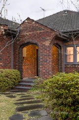 https://images.listonce.com.au/custom/160x/listings/16-rowell-avenue-camberwell-vic-3124/454/01580454_img_15.jpg?F9eixqqKwdY