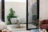 https://images.listonce.com.au/custom/160x/listings/168-albert-street-port-melbourne-vic-3207/722/01932722_img_04.jpg?YUQw0VIvgSc