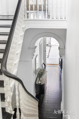 https://images.listonce.com.au/custom/160x/listings/17-acland-street-st-kilda-vic-3182/121/01989121_img_08.jpg?KByX0A4tzLE