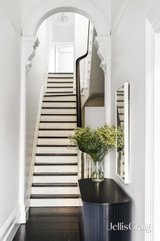 https://images.listonce.com.au/custom/160x/listings/17-acland-street-st-kilda-vic-3182/780/01950780_img_10.jpg?rCUaD78rF08