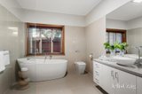 https://images.listonce.com.au/custom/160x/listings/17-bellaire-court-beaumaris-vic-3193/100/01988100_img_16.jpg?Xn8vSseCTdg