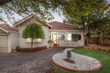 https://images.listonce.com.au/custom/160x/listings/17-narrak-road-balwyn-vic-3103/054/01723054_img_02.jpg?MABoigaVrXo