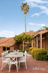 https://images.listonce.com.au/custom/160x/listings/17-niland-rise-templestowe-vic-3106/703/01987703_img_15.jpg?QoB_Dw2ue0g