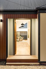 https://images.listonce.com.au/custom/160x/listings/18-college-street-wendouree-vic-3355/592/01705592_img_31.jpg?g-20DwzgX4g