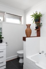 https://images.listonce.com.au/custom/160x/listings/18-ridge-road-greensborough-vic-3088/712/01474712_img_17.jpg?KTVNIq0XlYk