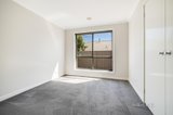 https://images.listonce.com.au/custom/160x/listings/19-chiara-court-brown-hill-vic-3350/846/01643846_img_09.jpg?_mzG1hQUVh0