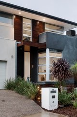https://images.listonce.com.au/custom/160x/listings/19-heritage-court-macleod-vic-3085/700/01040700_img_02.jpg?PSlIULV2W58