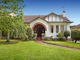 https://images.listonce.com.au/custom/160x/listings/19-weybridge-street-surrey-hills-vic-3127/255/01685255_img_01.jpg?RVqGNcm6vl8