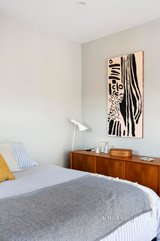 https://images.listonce.com.au/custom/160x/listings/19a-richmond-terrace-richmond-vic-3121/105/01677105_img_09.jpg?CgqrGW7438I