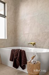 https://images.listonce.com.au/custom/160x/listings/2-411-laurence-avenue-airport-west-vic-3042/713/01978713_img_18.jpg?_nzrASUXjLA