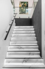 https://images.listonce.com.au/custom/160x/listings/2-aitchison-court-glen-waverley-vic-3150/820/01979820_img_09.jpg?PXG4TaF9ZW8