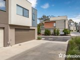 https://images.listonce.com.au/custom/160x/listings/2-english-close-mooroolbark-vic-3138/390/01526390_img_10.jpg?bEI313yMnH0