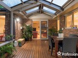 https://images.listonce.com.au/custom/160x/listings/2-great-oak-court-mooroolbark-vic-3138/467/01526467_img_16.jpg?THejF3fTRmM