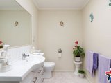 https://images.listonce.com.au/custom/160x/listings/2-kincumber-drive-croydon-vic-3136/543/01529543_img_11.jpg?u2b1EAisAjM