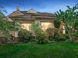 https://images.listonce.com.au/custom/160x/listings/2-maple-crescent-camberwell-vic-3124/084/00829084_img_08.jpg?PRetMhDeGp8